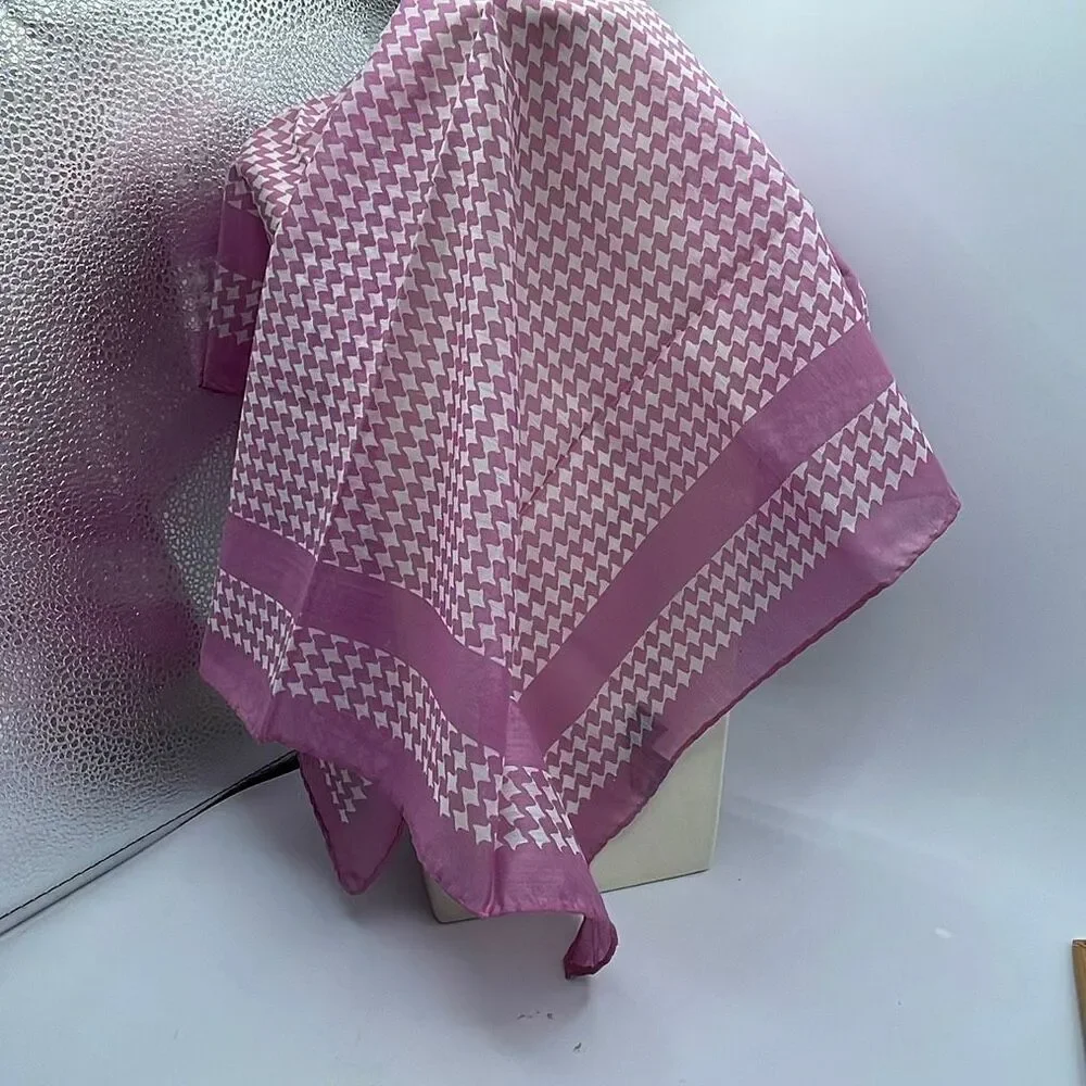 Vintage 100% acetate houndstooth hand rolled 21” X21” scarf.